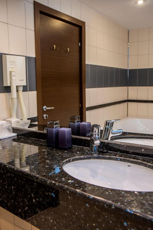 Hotel La Dolce Vita Зэрнешти Экстерьер фото